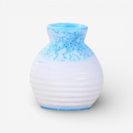 Varena mini blomstervase i resin – lille vase til bord eller hylde