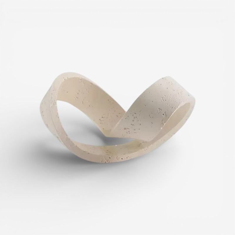 Orvena ringornament i keramik – dekorativ ringfigur til bord eller hylde