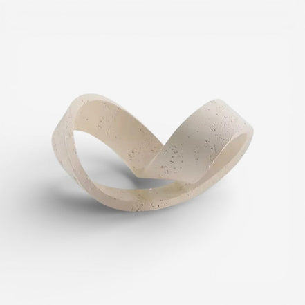 Orvena ringornament i keramik – dekorativ ringfigur til bord eller hylde