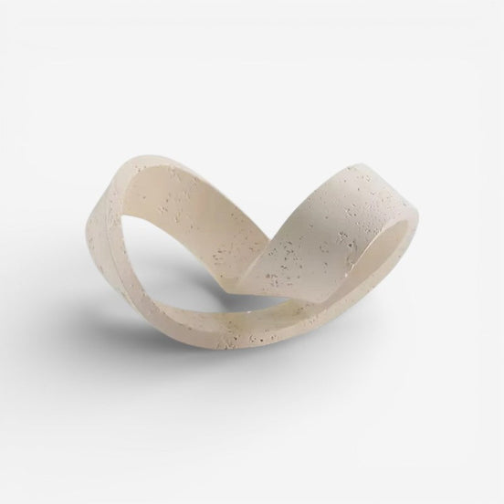 Orvena ringornament i keramik – dekorativ ringfigur til bord eller hylde