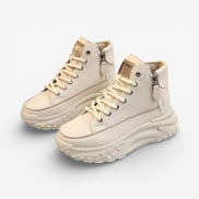 Selina sneaker med rund tå og snørelukning
