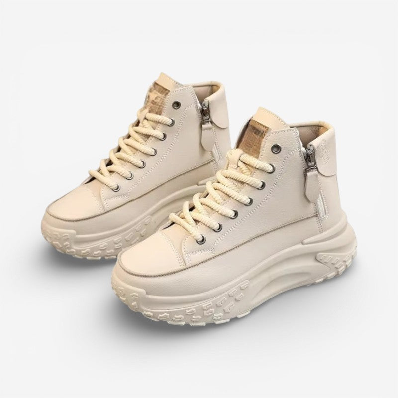 Selina sneaker med rund tå og snørelukning