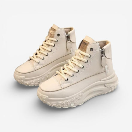 Selina sneaker med rund tå og snørelukning