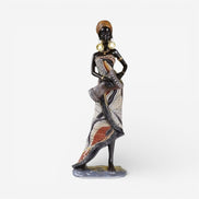 Silvra kvindefigur i resin – dekorativ skulptur til bord eller hylde