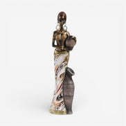 Silvra kvindefigur i resin – dekorativ skulptur til bord eller hylde