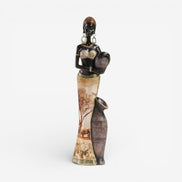 Silvra kvindefigur i resin – dekorativ skulptur til bord eller hylde