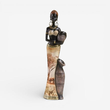 Silvra kvindefigur i resin – dekorativ skulptur til bord eller hylde