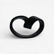 Orvena ringornament i keramik – dekorativ ringfigur til bord eller hylde