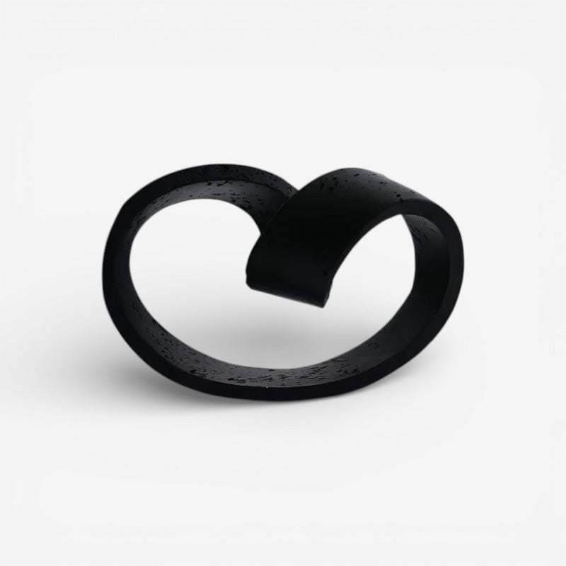 Orvena ringornament i keramik – dekorativ ringfigur til bord eller hylde