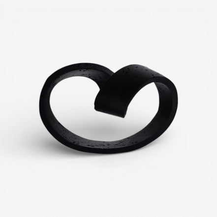 Orvena ringornament i keramik – dekorativ ringfigur til bord eller hylde