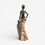 Silvra kvindefigur i resin – dekorativ skulptur til bord eller hylde