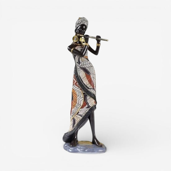 Silvra kvindefigur i resin – dekorativ skulptur til bord eller hylde